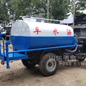 機動三輪灑水車