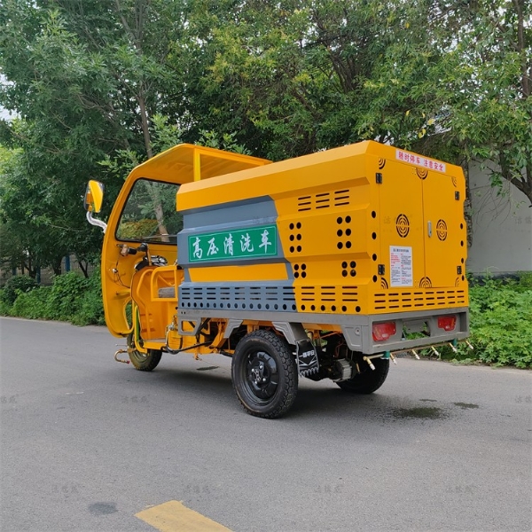 電動三輪高壓清洗車半封閉駕駛室