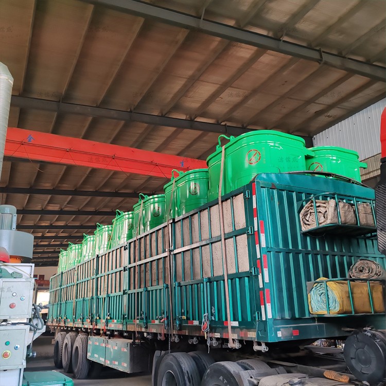 28個(gè)勾臂垃圾箱和一輛電動(dòng)三輪掛桶車(chē)發(fā)往山東聊城