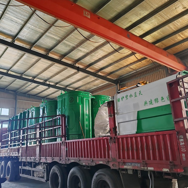 28個(gè)勾臂垃圾箱和一輛電動(dòng)三輪掛桶車(chē)發(fā)往山東聊城